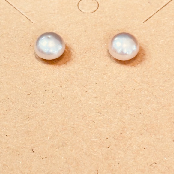 925 Sterling silver Genuine Freshwater Pearl Post Earrings 8.2mm - Picture 7 of 7